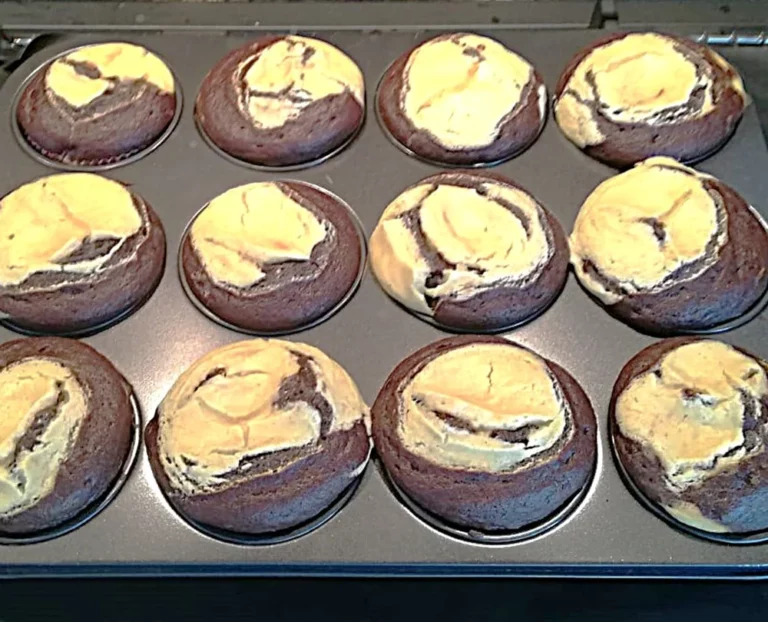 Schoko-Kakaomuffins mit Frischkäsefüllung