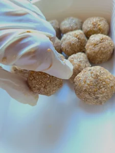 Energiebällchen, enery balls, Kokos, Sesam, Naschen, gesund - Rezept Dr. Marianne Thuy