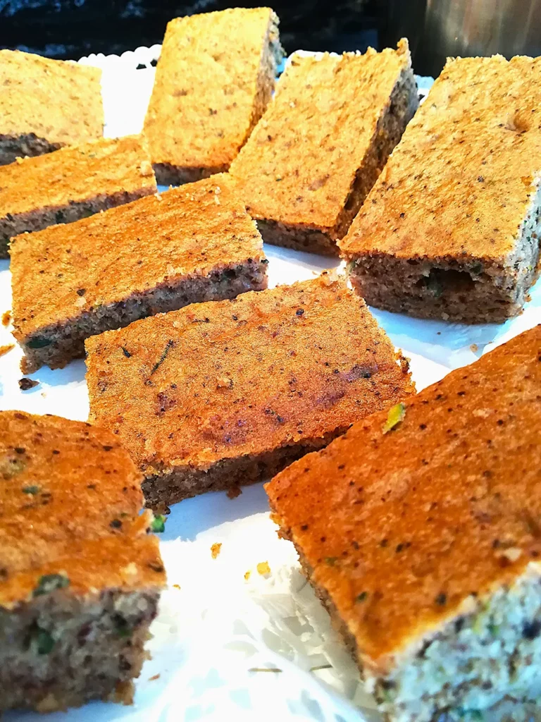 Kürbis-Nusskuchen geschnitten - Dr. Marianne Thuy
