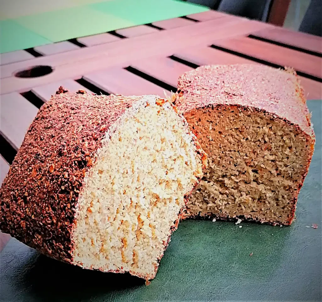 Haferflockenbrot angeschitten - Rezept Dr. Marianne Thuy