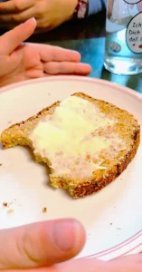 Haferflockenbrot mit Butter - Rezept Dr. Marianne Thuy