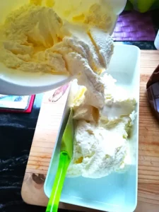 Marmoriertes Beereneis abfüllen in Form - Rezept Dr. Marianne Thuy